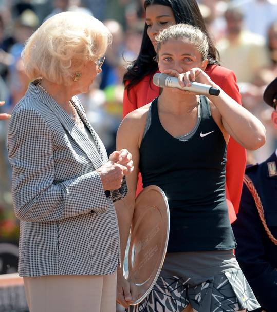 Due generazioni di tenniste: Lea Pericoli con Sara Errani agli Internazionali d&#39;Italia del 2014 (Ansa)